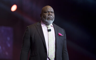 Bishop T.D. Jakes Experiences Apparent Medical Emergency During Sermon [Video]