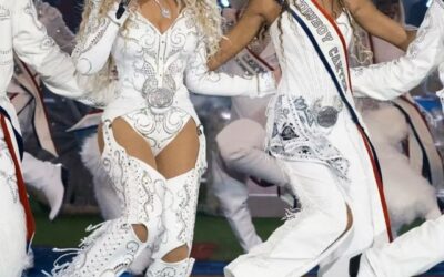 BLUE IVY AND BEYONCE SHARE THE STAGE DURING TEXANS-RAVENS HALFTIME SHOW