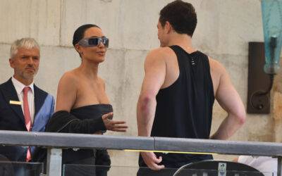 Orlando Bloom arrives solo to ‘wedding of the century’ amid split rumours – while Kardashians also jet in